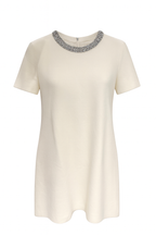 Vestito in maglia con collo gioiello